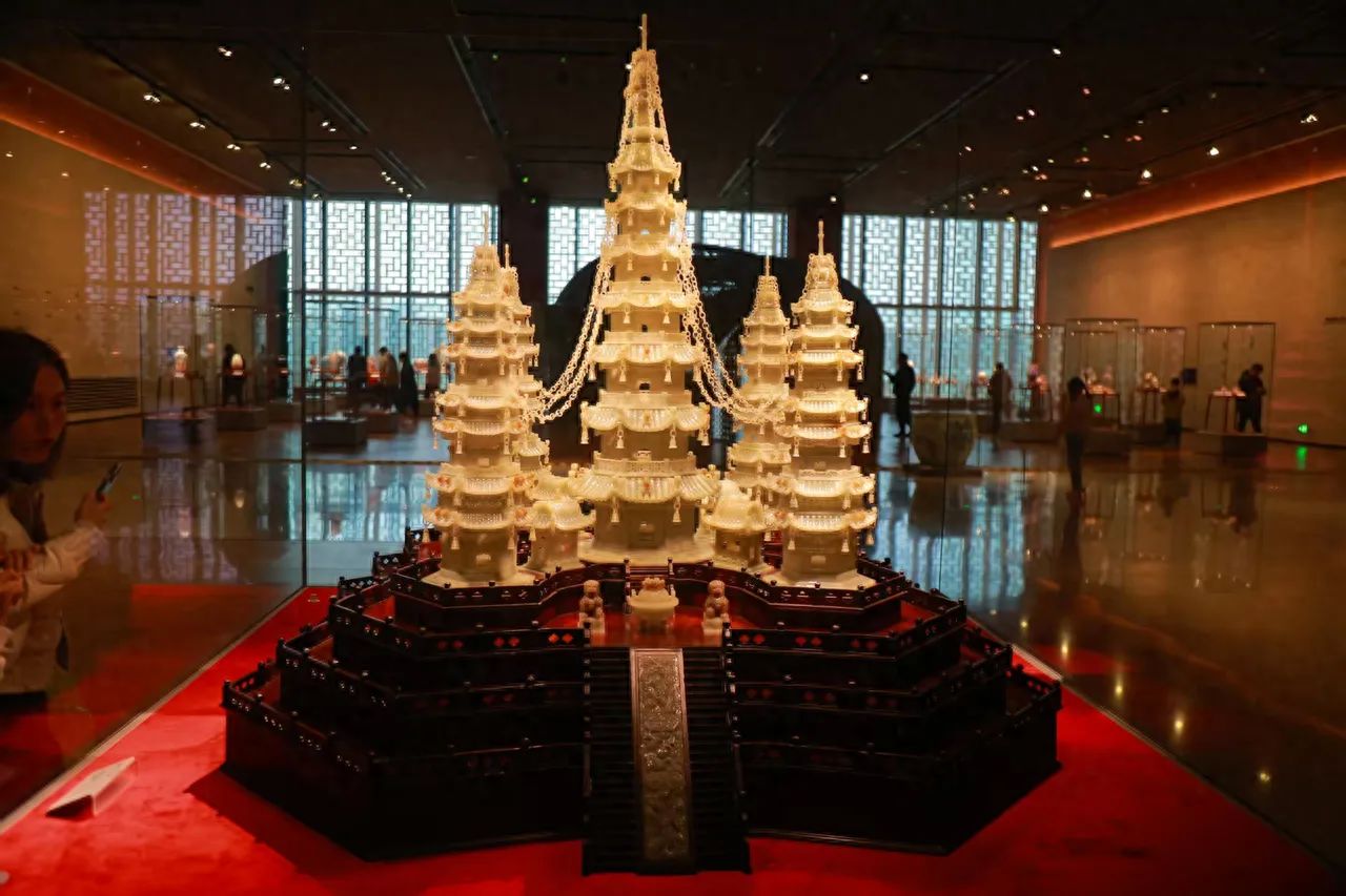 Photo by China National Arts and Crafts Museum - Tower-shaped exhibits inside the display cases.