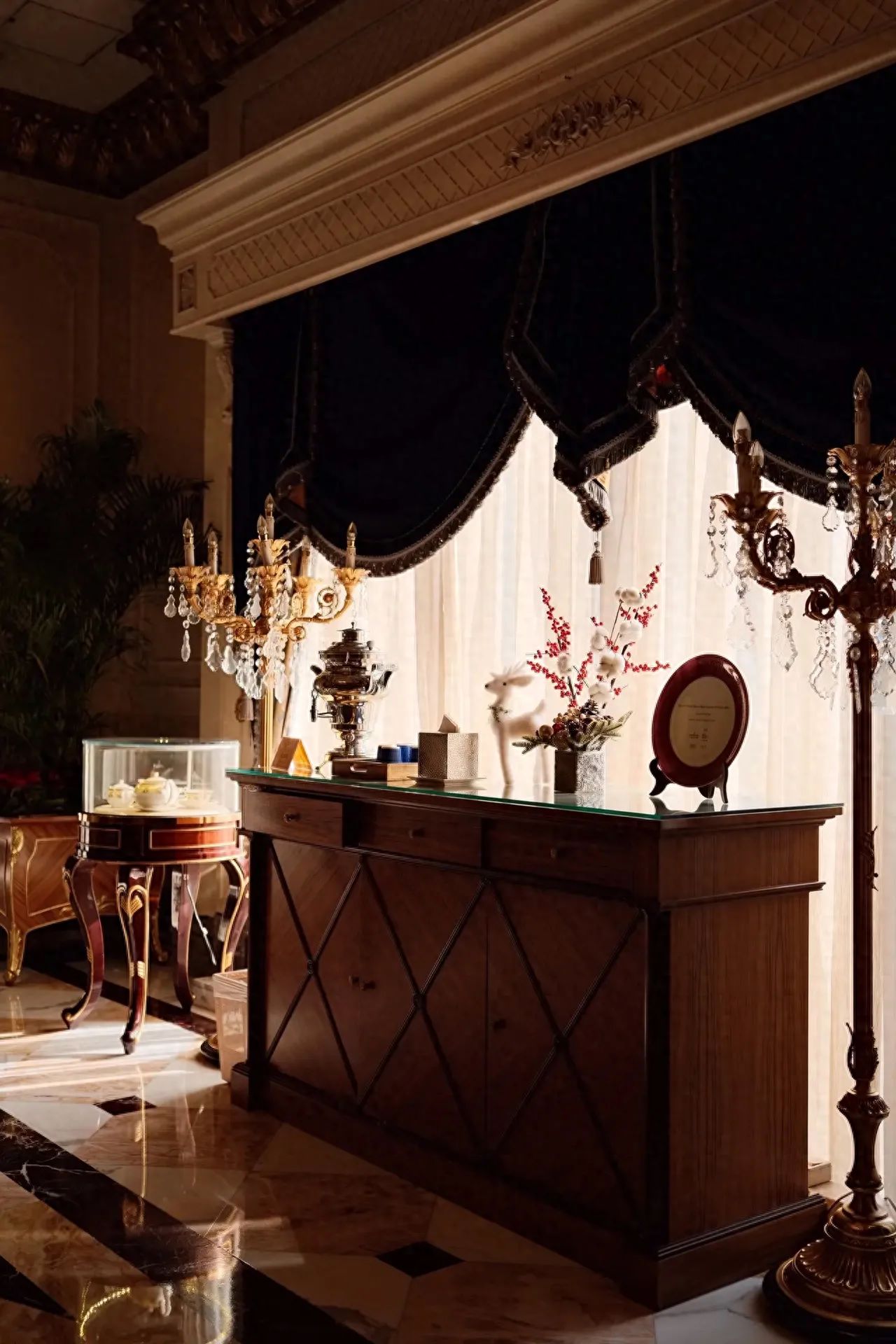 Li Jun Hotel - Furniture decorations and crystal candelabras in the same frame. — photo spot in Lijun Hotel  , China
