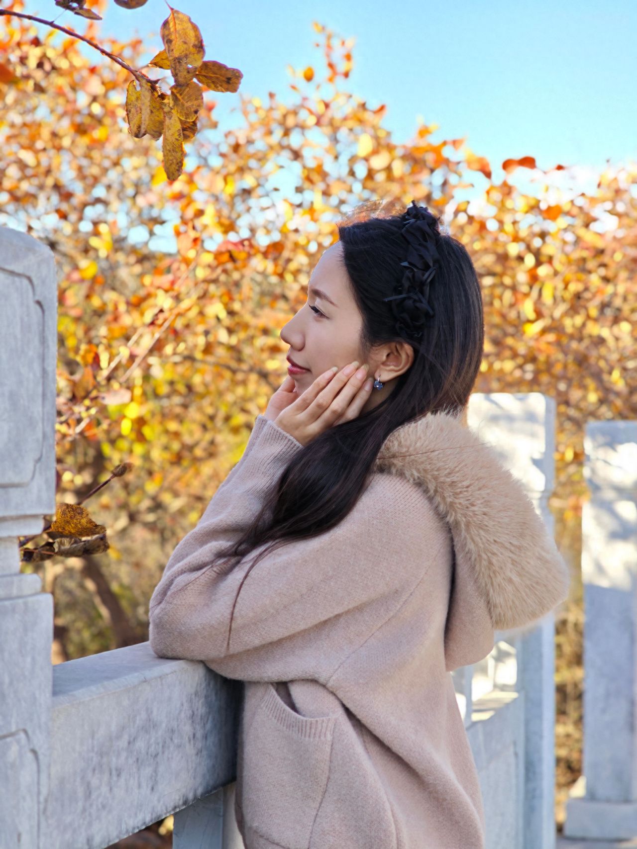 Photo by Beijing Xiangshan Park - Take a photo with the white railings and autumn leaves.