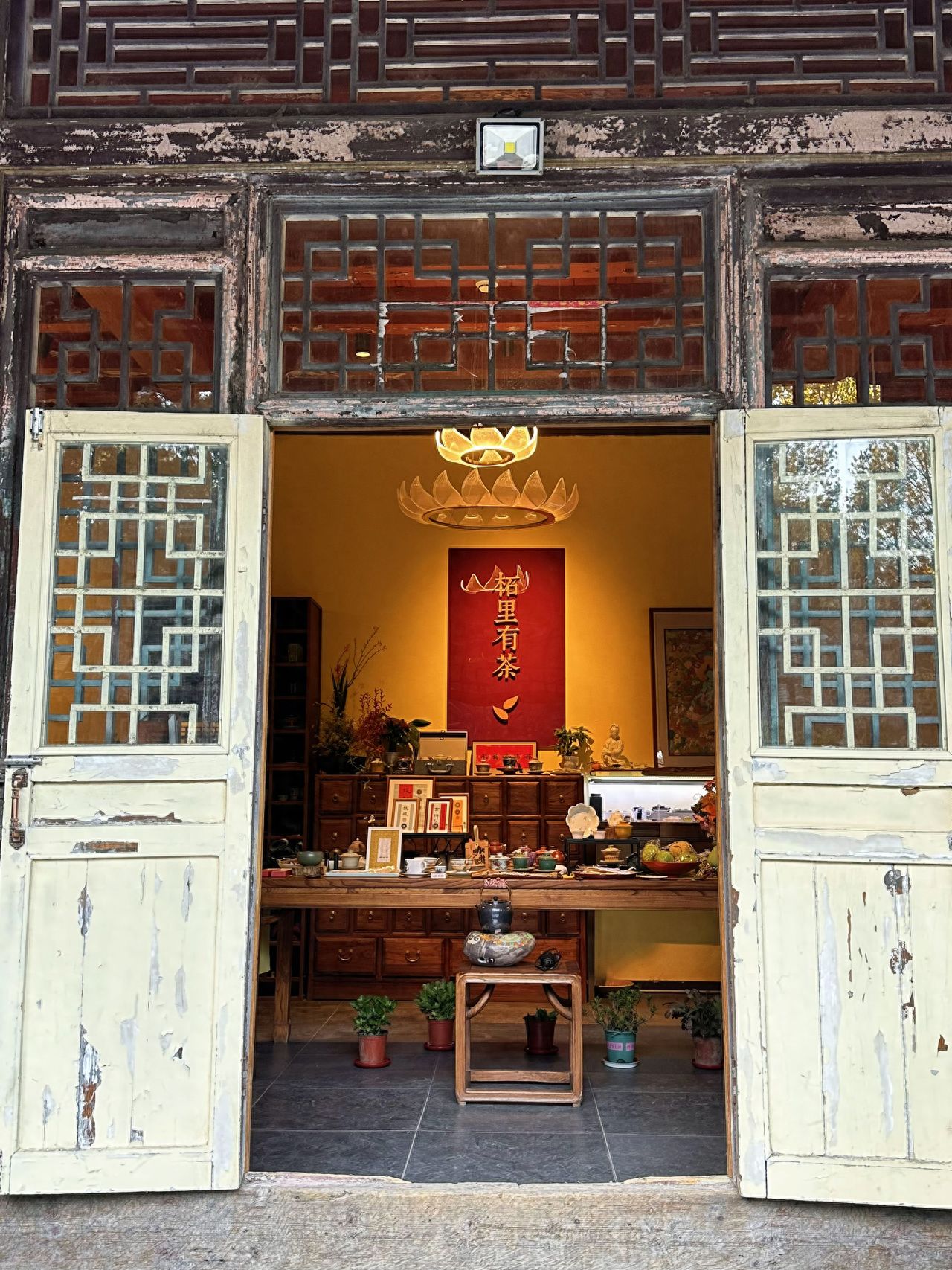 Photo by Tanzhe Temple - Wooden doors and windows, and tea room decorations in the rubbing room.