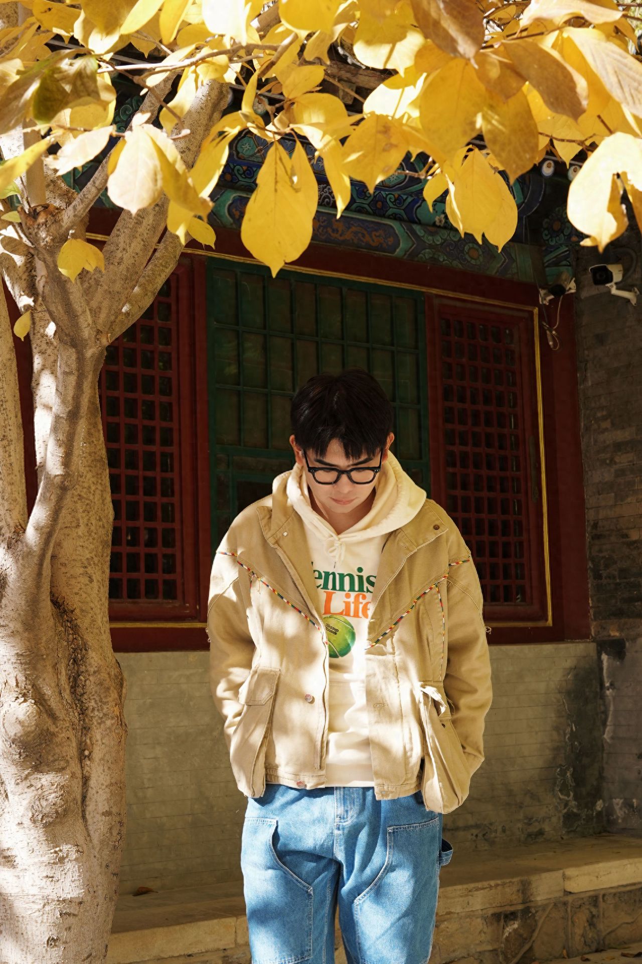 Photo by Tanzhe Temple - Take a photo with the hollowed-out window lattice and tree trunk.