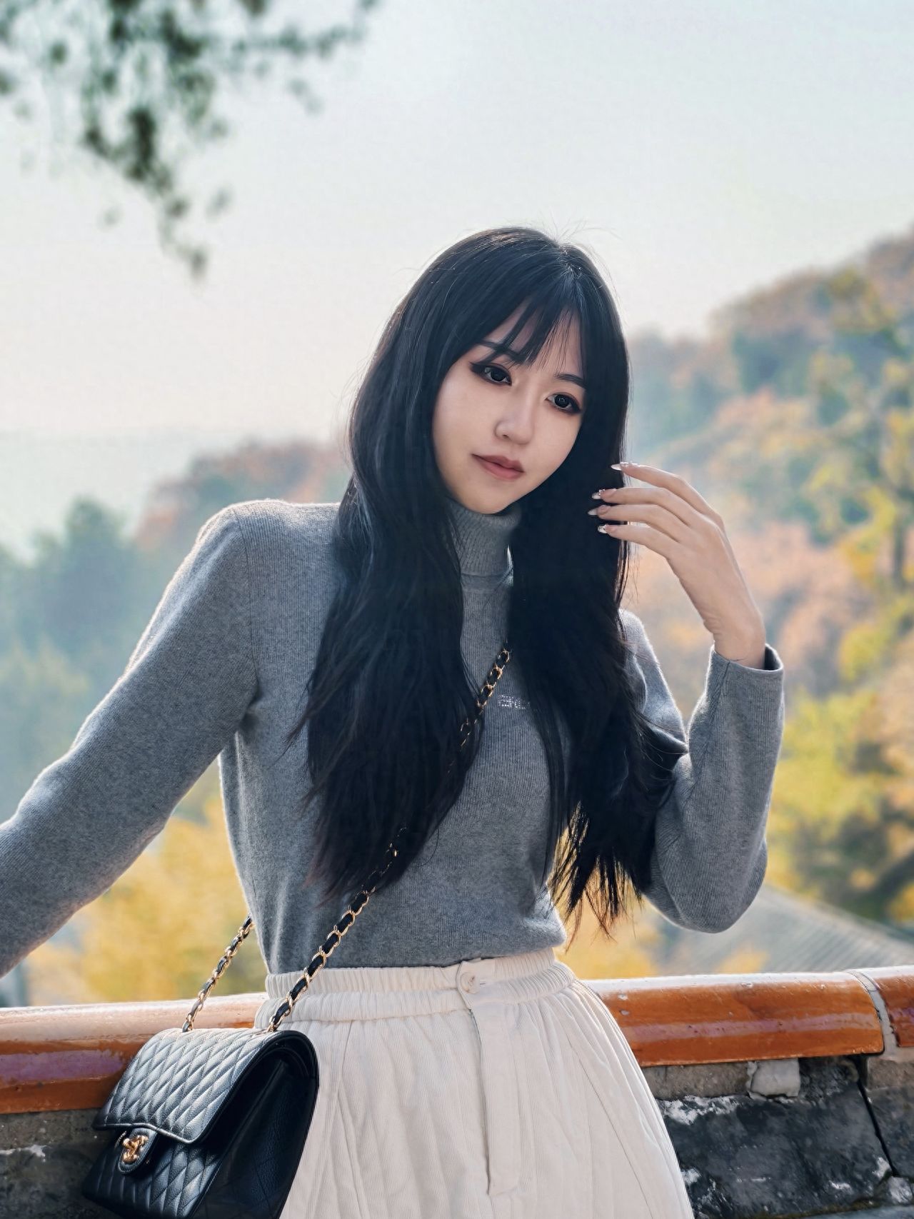 Photo by Tanzhe Temple - Group photo with low walls and forest scenery