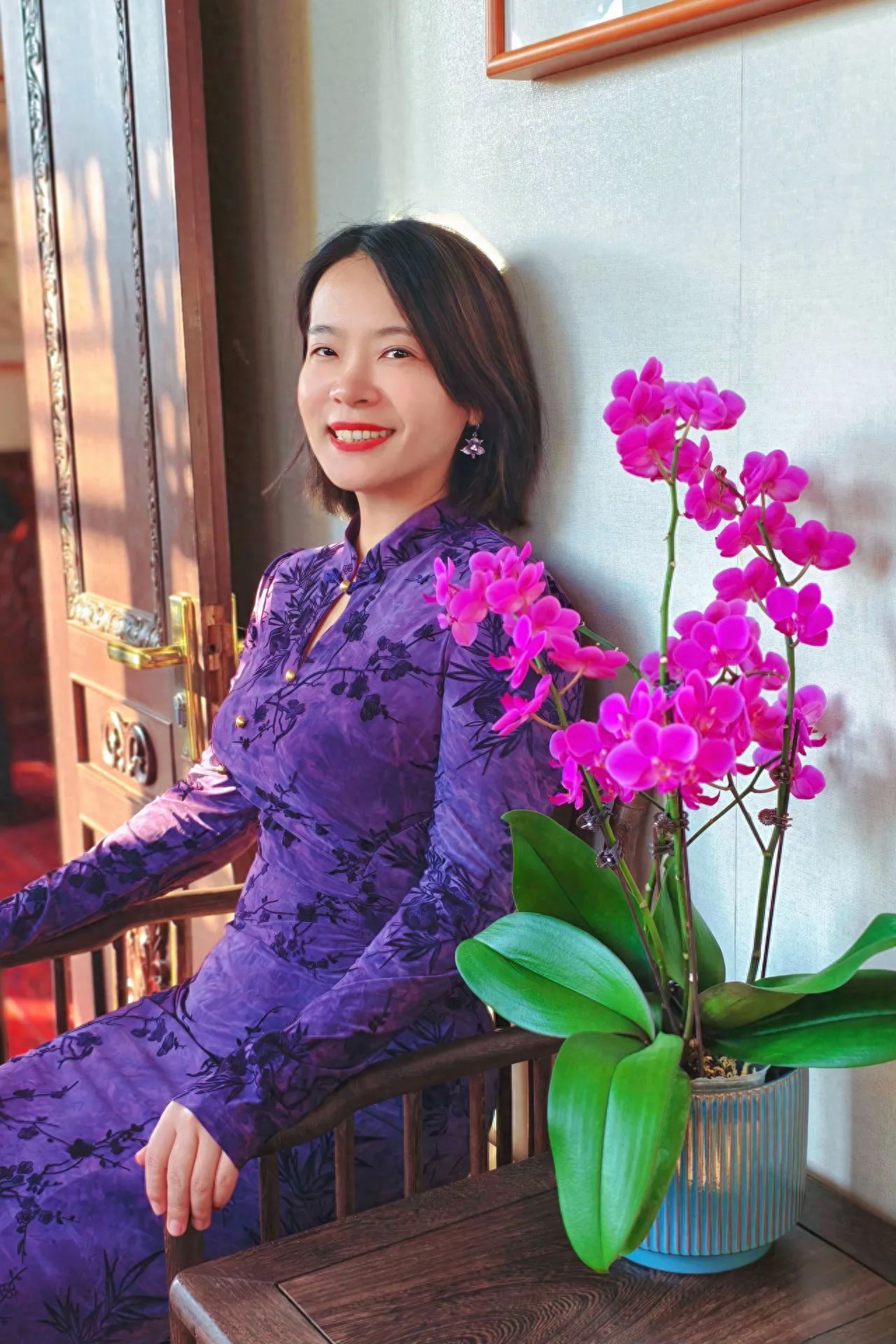 Prince's Mansion in Beijing - Take a photo with the indoor vase. — photo spot in Junwang Mansion  , China