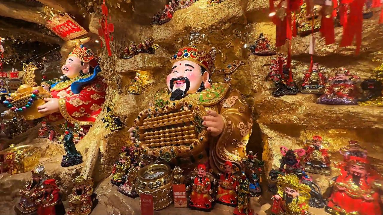 Photo by Wangfujing Joy City Shopping Center in Beijing - Statue of the God of Wealth